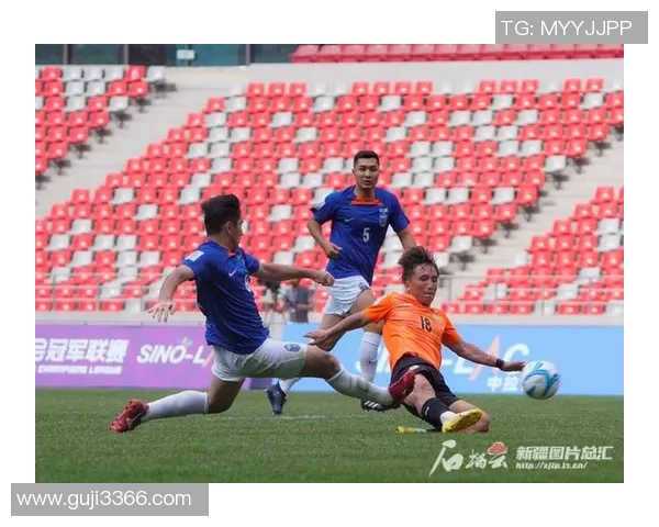 头部踢足球技巧解析及常见误区分享助你提升球技